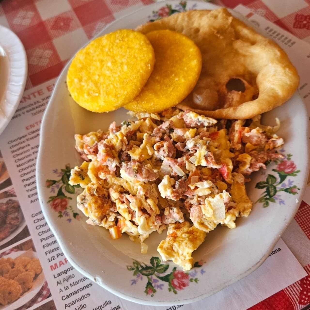 huevos con chorizo argentino 