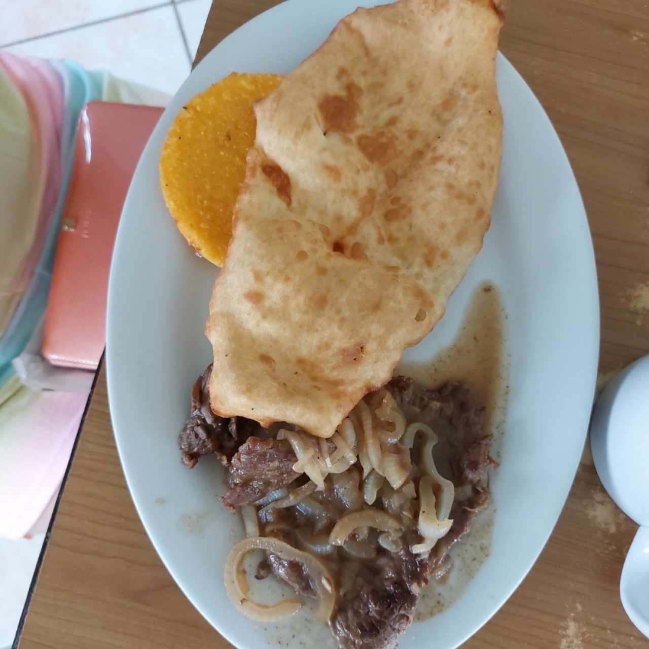 Bistek encebollado con hojaldre y tortilla