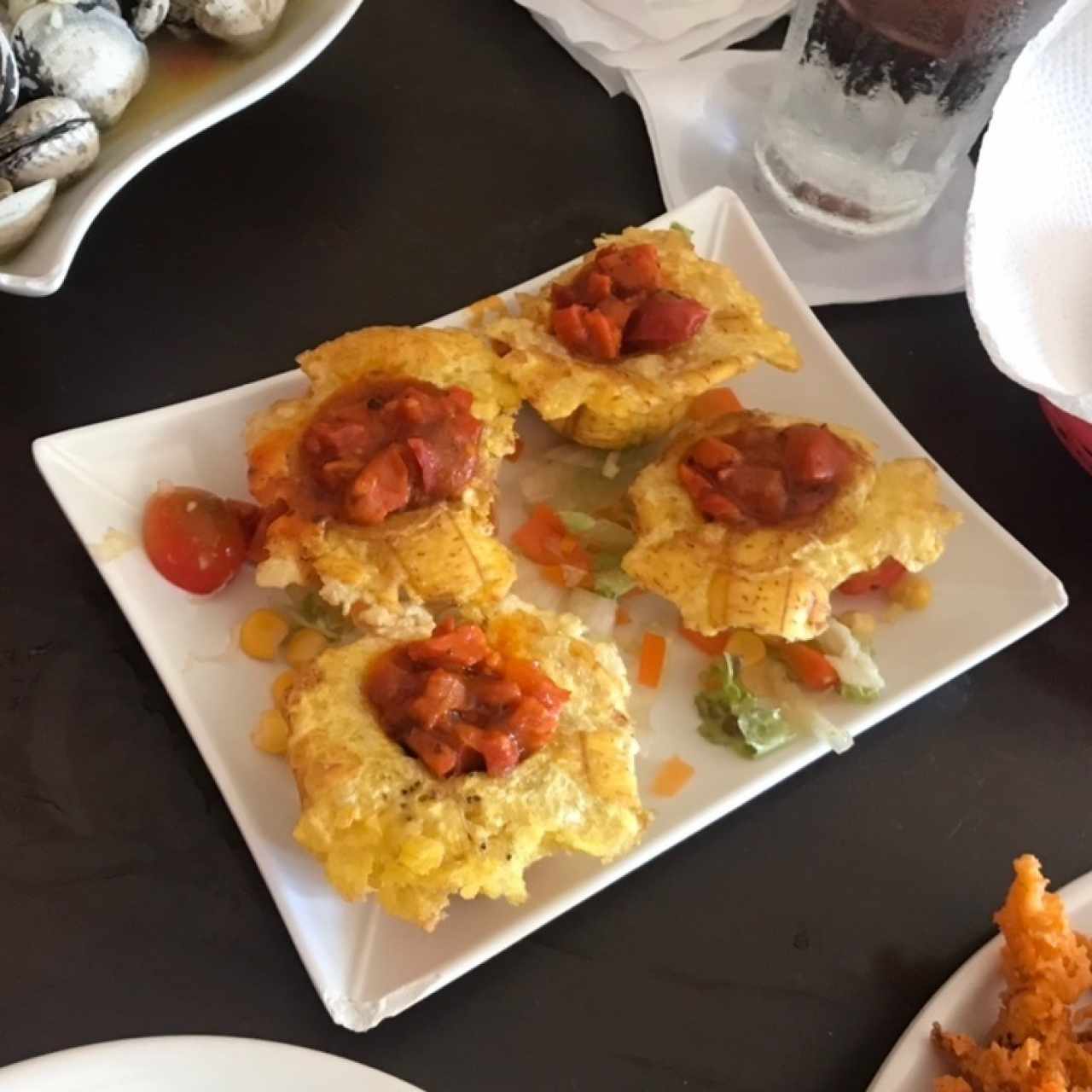 Patacones rellenos de mariscos