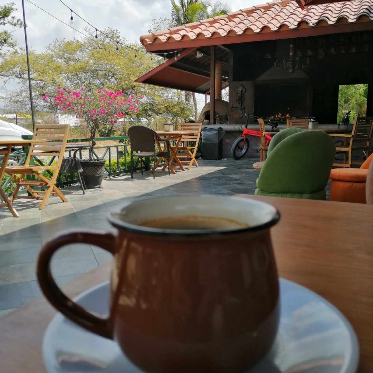 Café negro en la terraza!