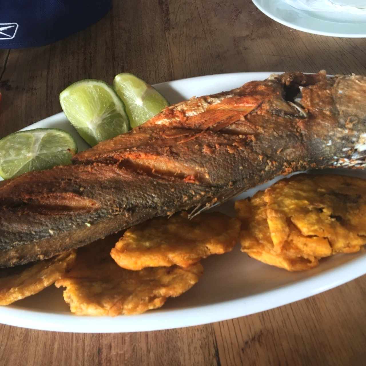 Pescado frito con patacones