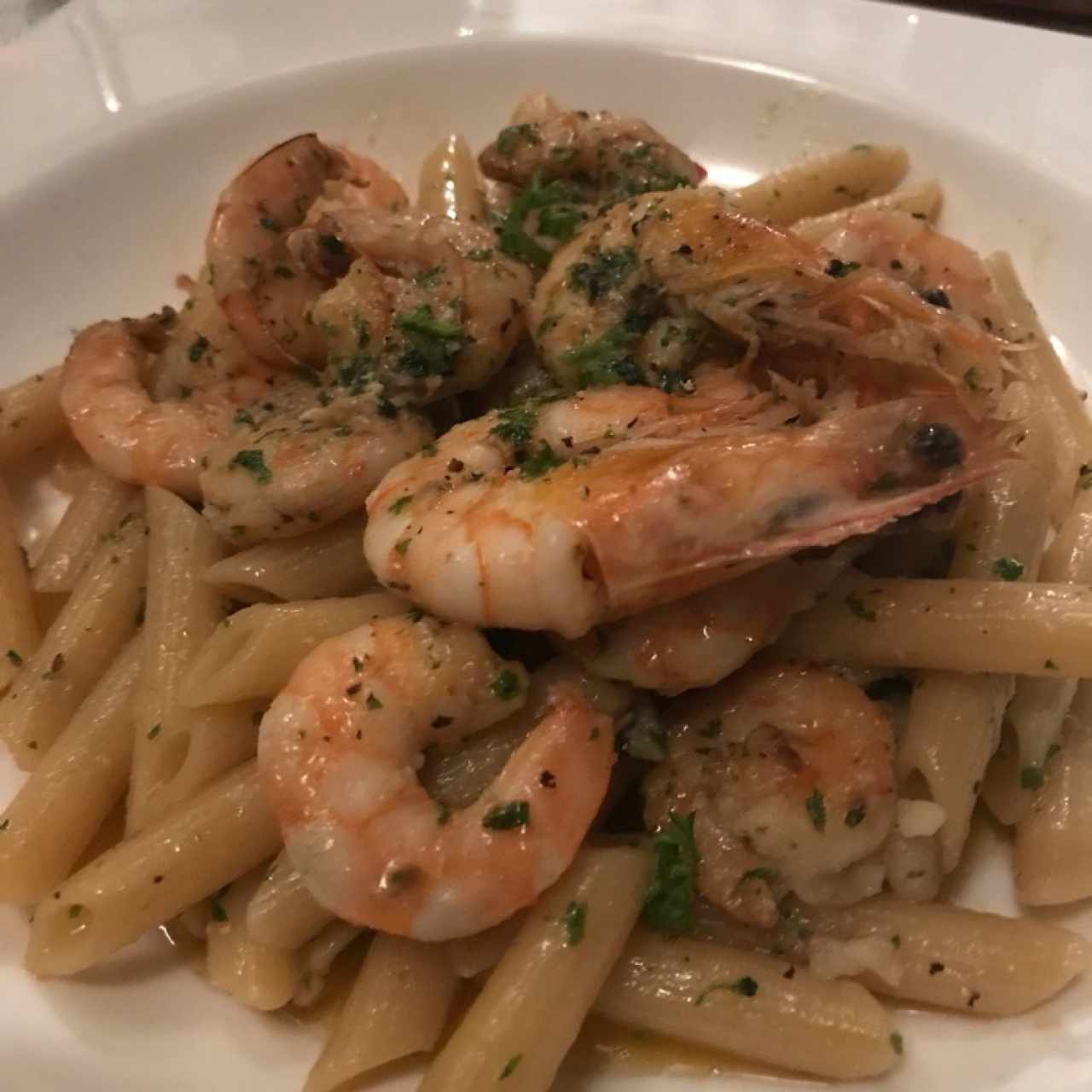 Penne al ajillo con camarones