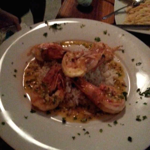 Langostinos al ajillo y arroz con coco