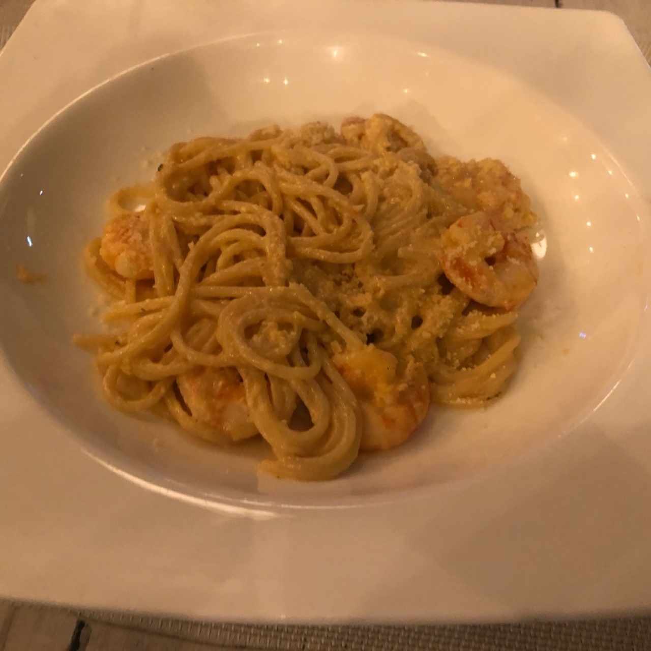 Spaghetti Alfredo con camarones