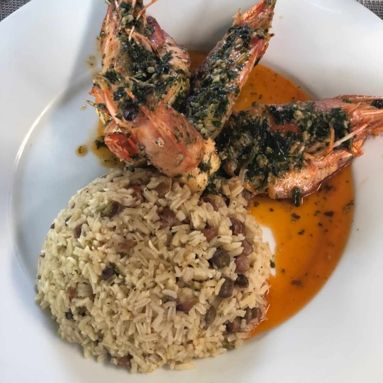 langostinos a la mediterránea con arroz con guandú y coco