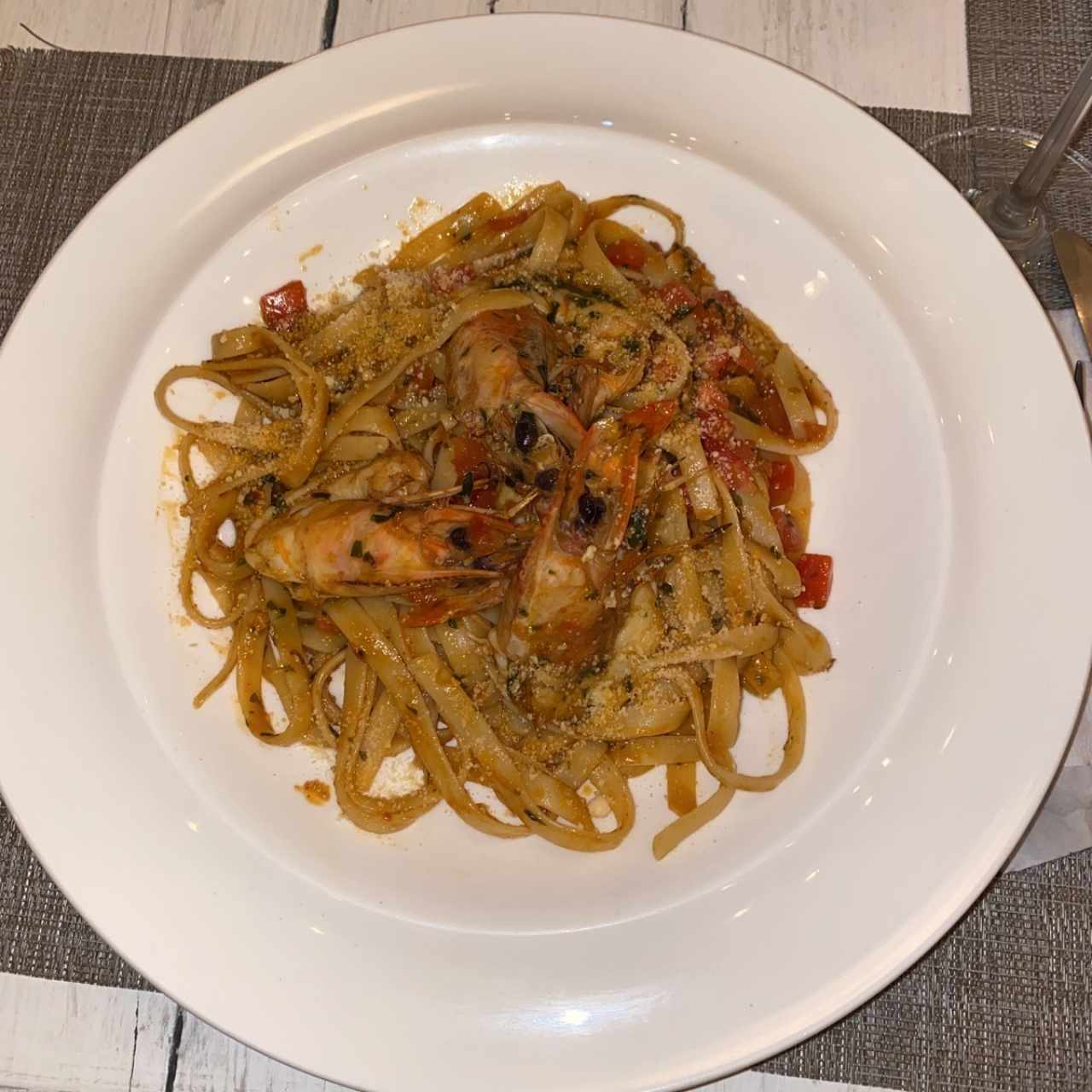 Fettuccini con langostinos y tomates frescos 