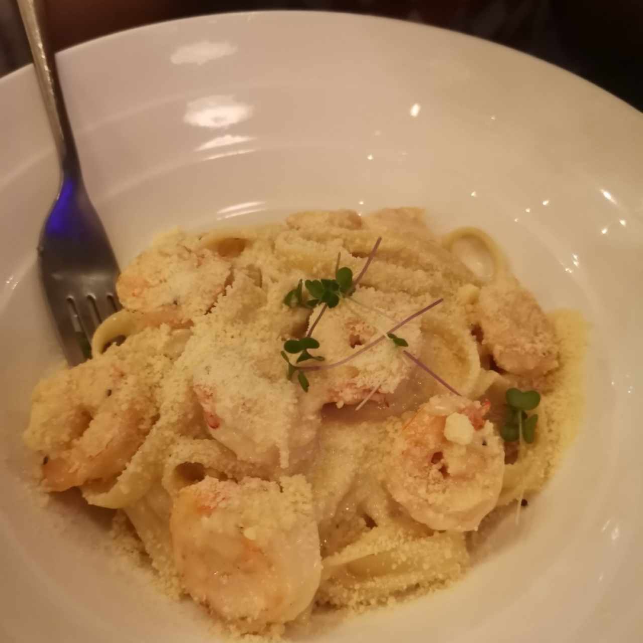 Fettucine alfredo con camarones