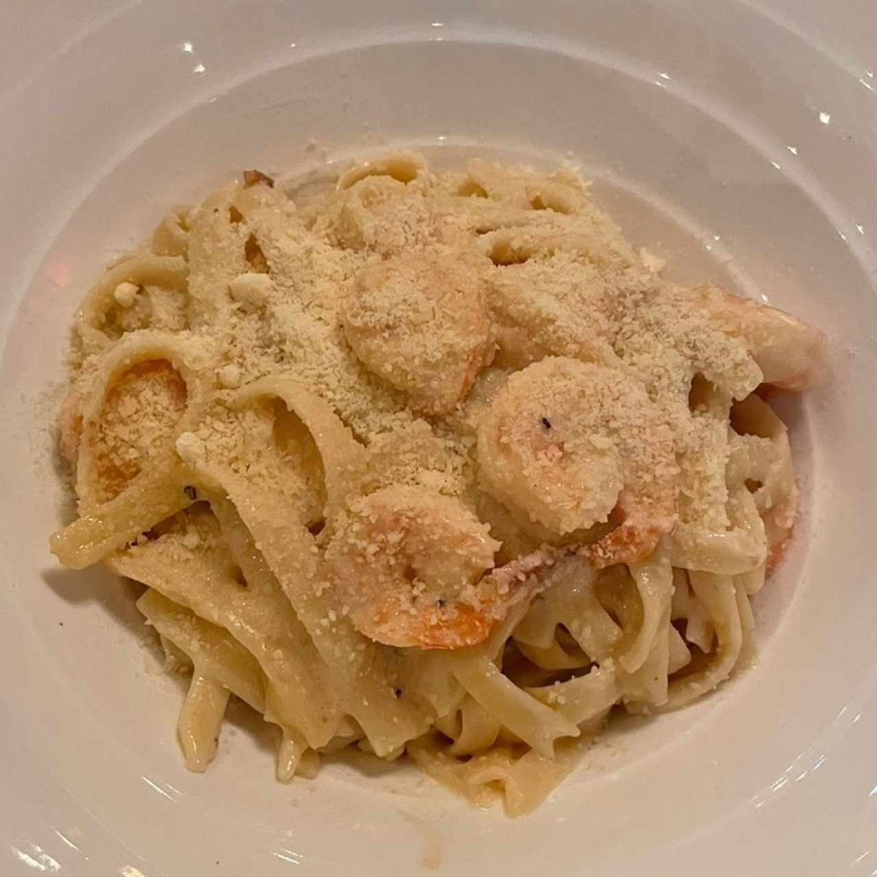 Spaguetti alfredo com camarones