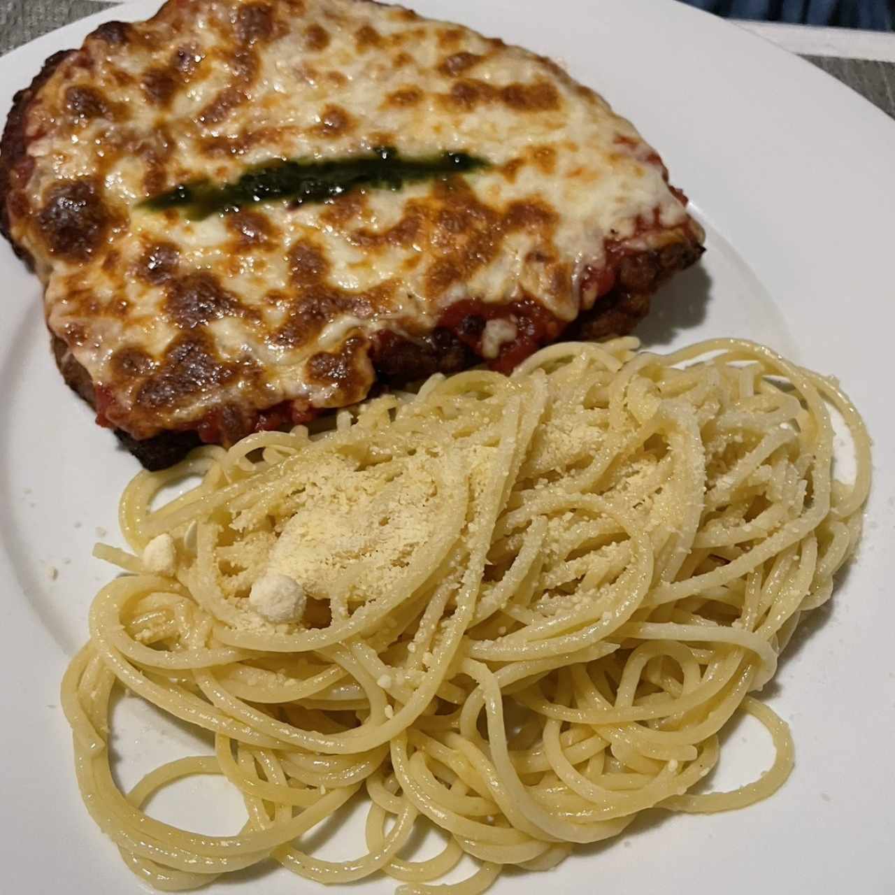 Pollo a la parmesana con spaghetti al óleo