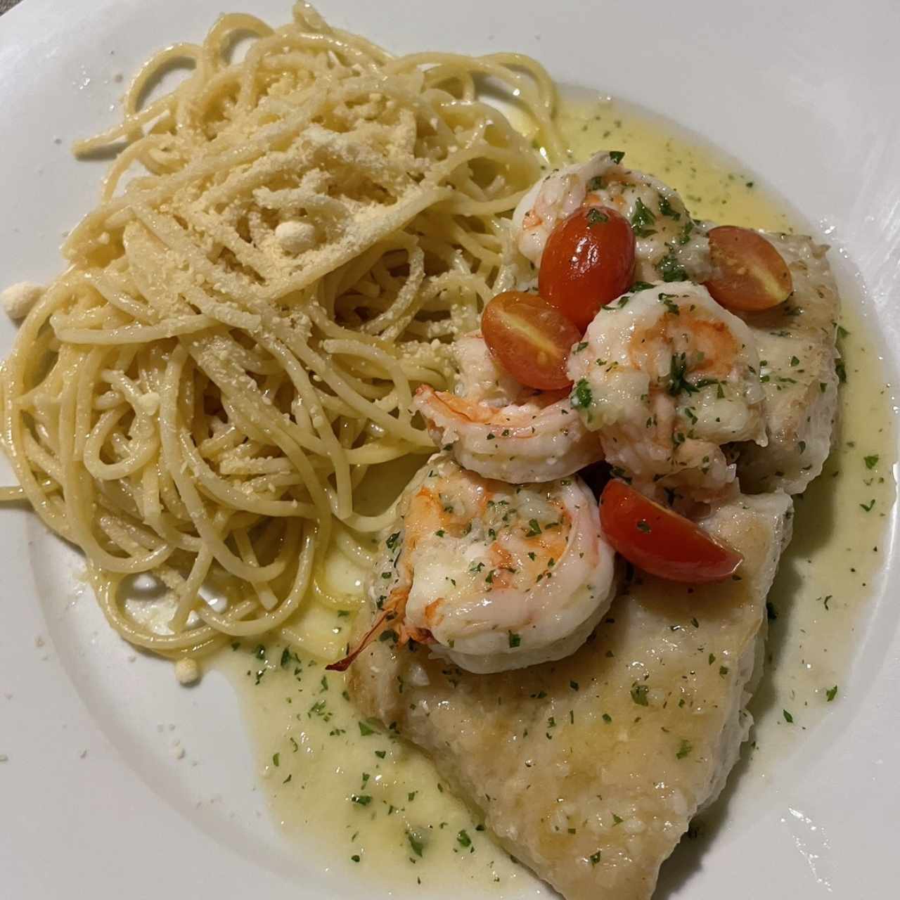 Corvina con camarones y spaghetti al óleo 