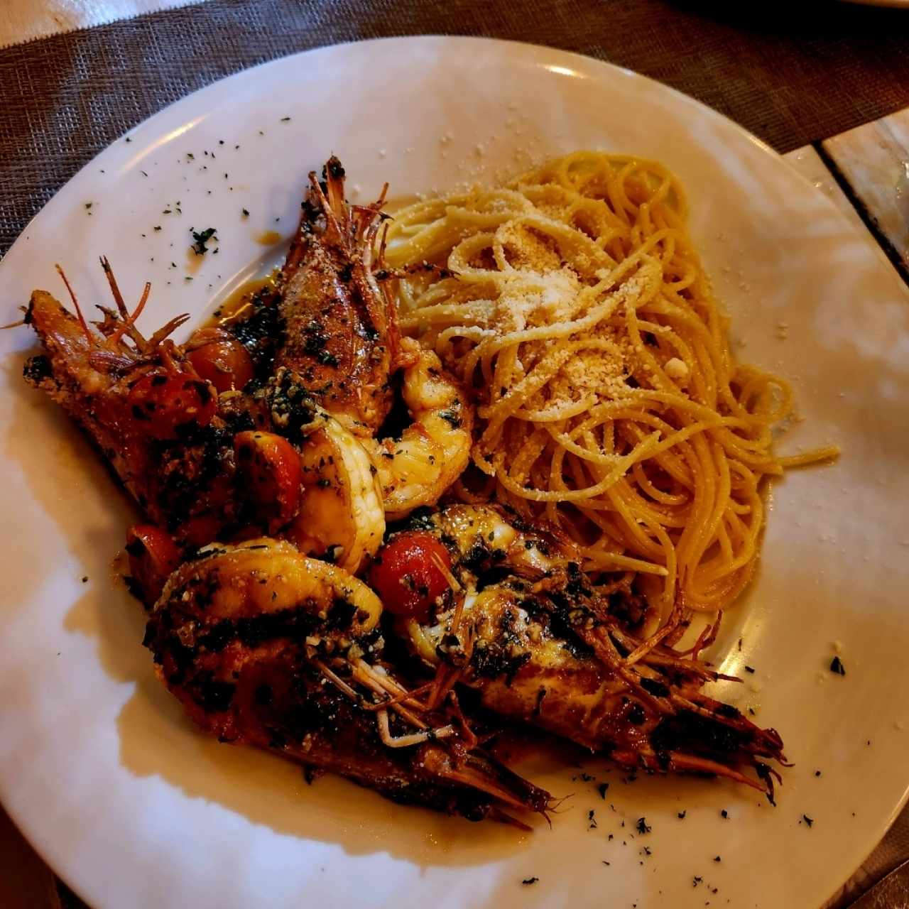 Langostinos acompañados con pasta.