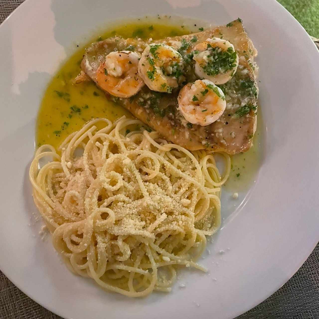 Filete de corvina con camarones y spaguetti al oleo