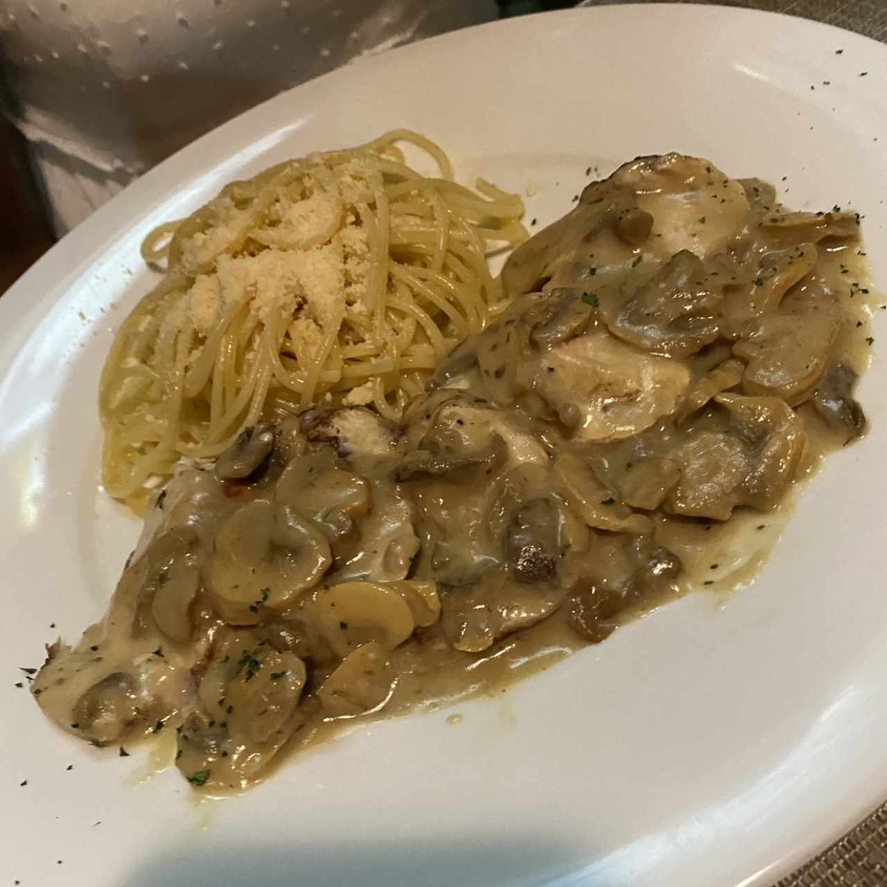 Pollo con hongos y spaghetti 