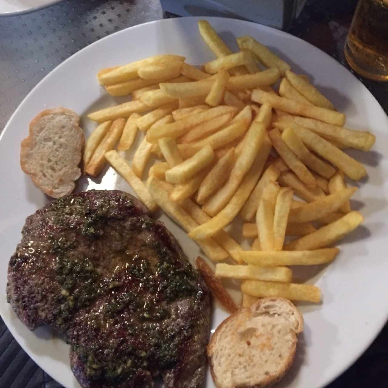 churrasco con chimichurri y papas fritas