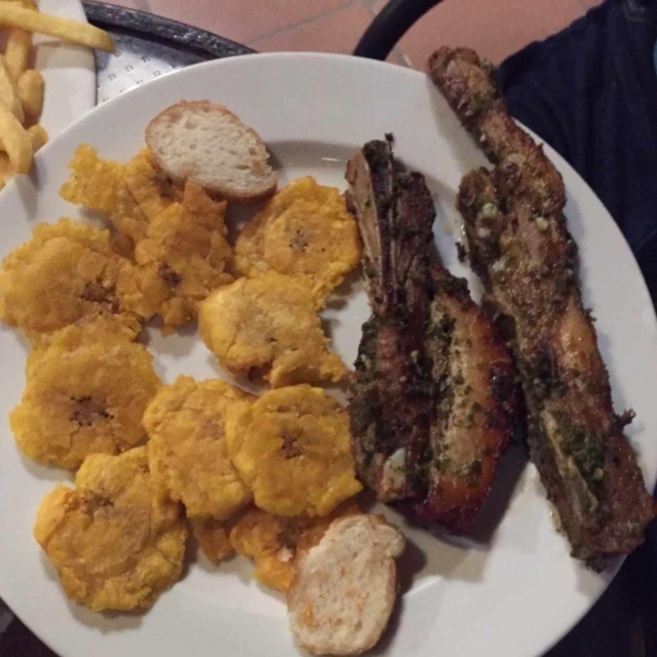 patacones con costillas de cerdo