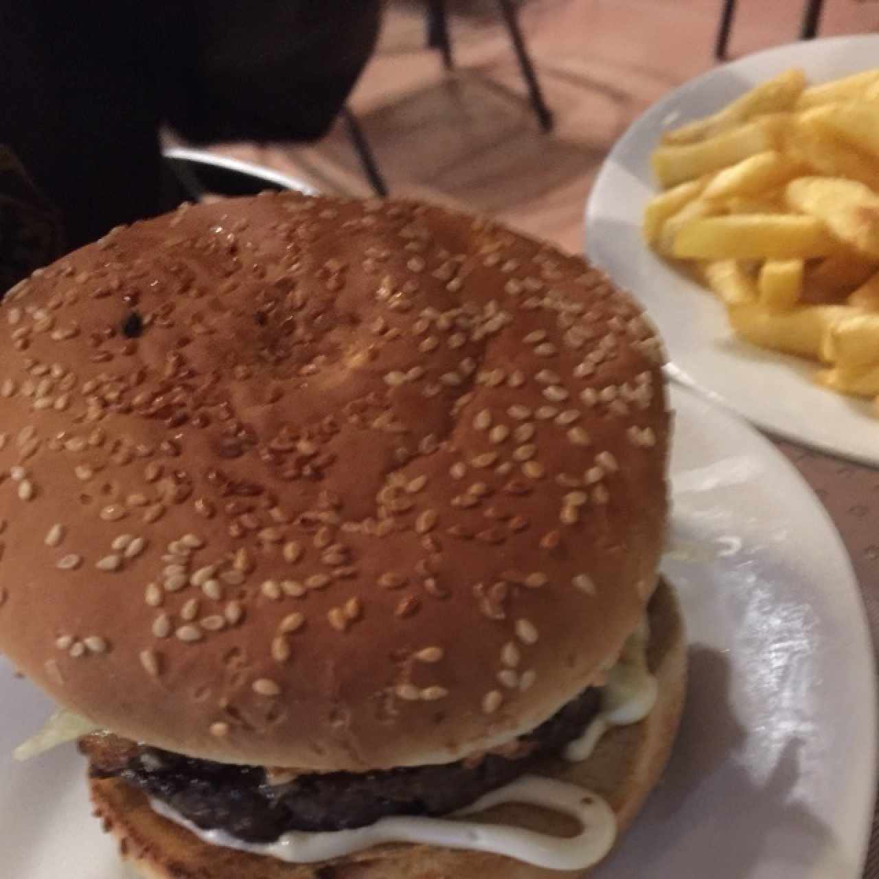 hamburguesa de res con papitas