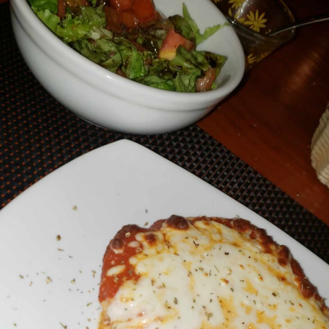 pollo a la parmillana con ensalada!! muy rico y muy sano!