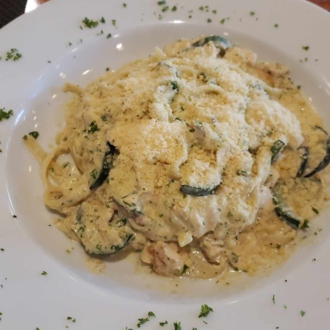 pasta Alfredo con salmón & suchini