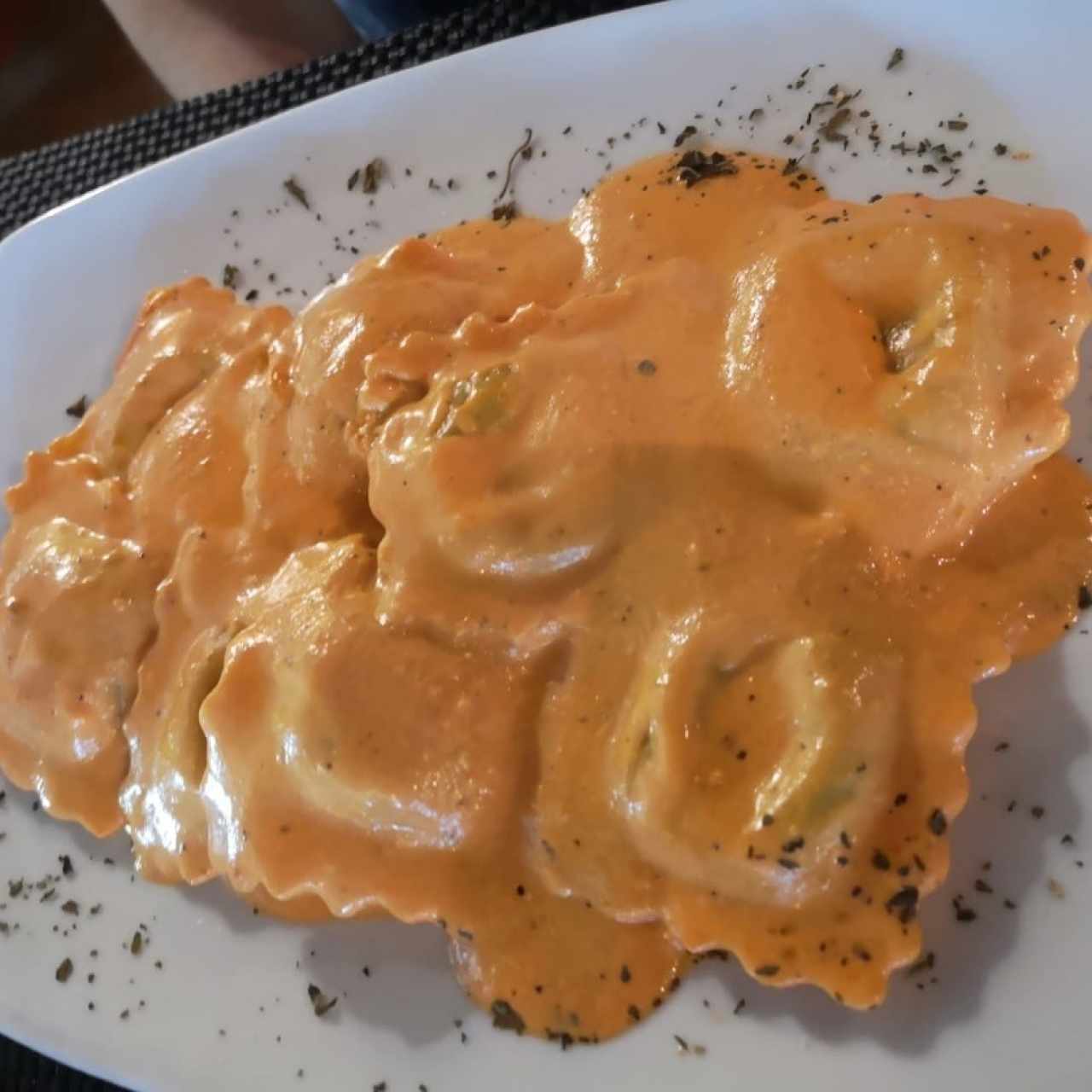 raviolis espinaca en salsa rosada