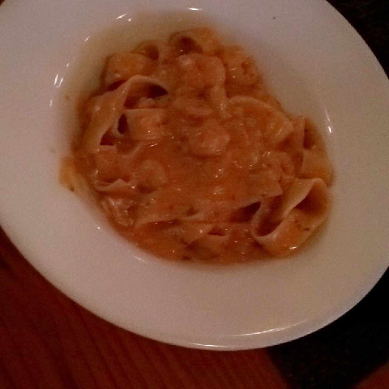 fettuchini en salsa rosada , con camarones