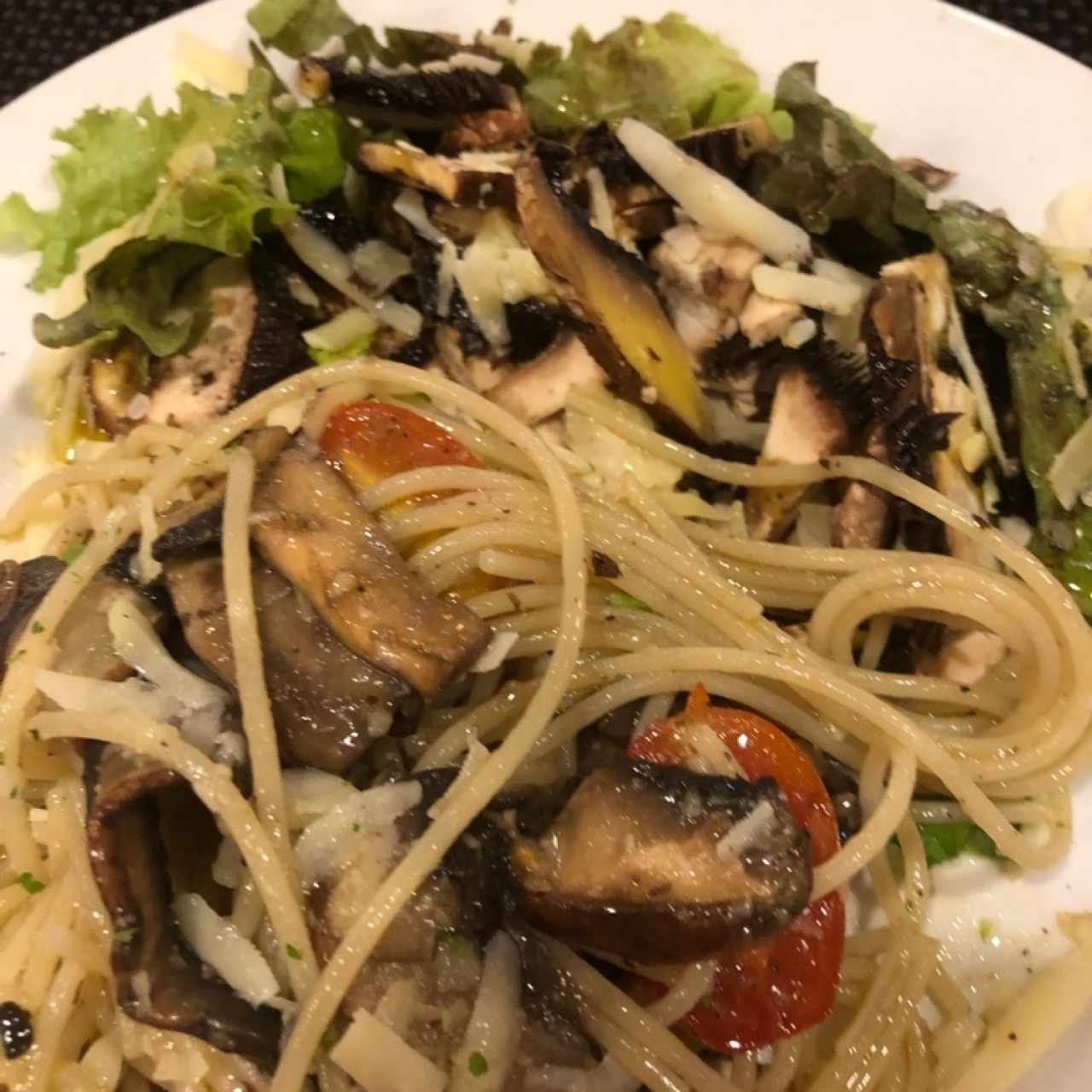 pasta con Hongos y tomates cherry con ensalada del bosco