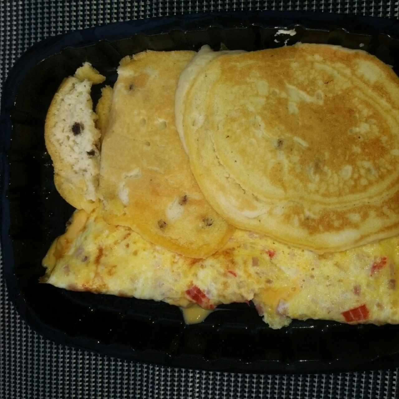 Omelette con todo y pancakes con chispas de chocolate