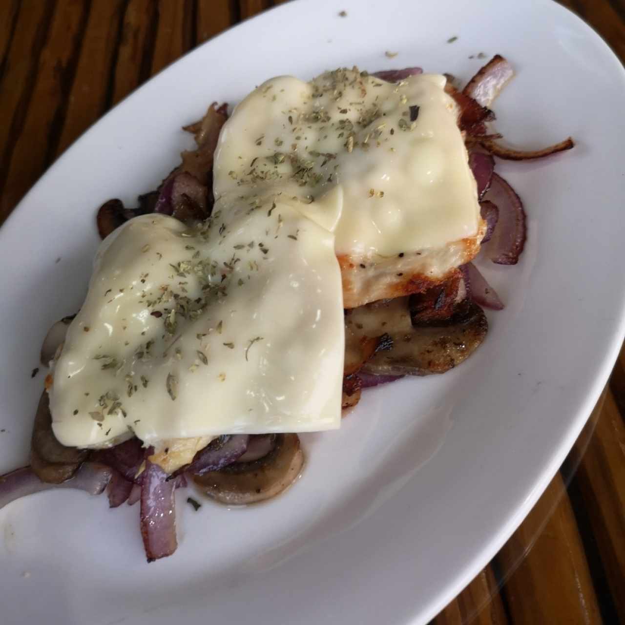 Pollo con Bacón, Hongos y Cebollas Salteadas Gratinadas