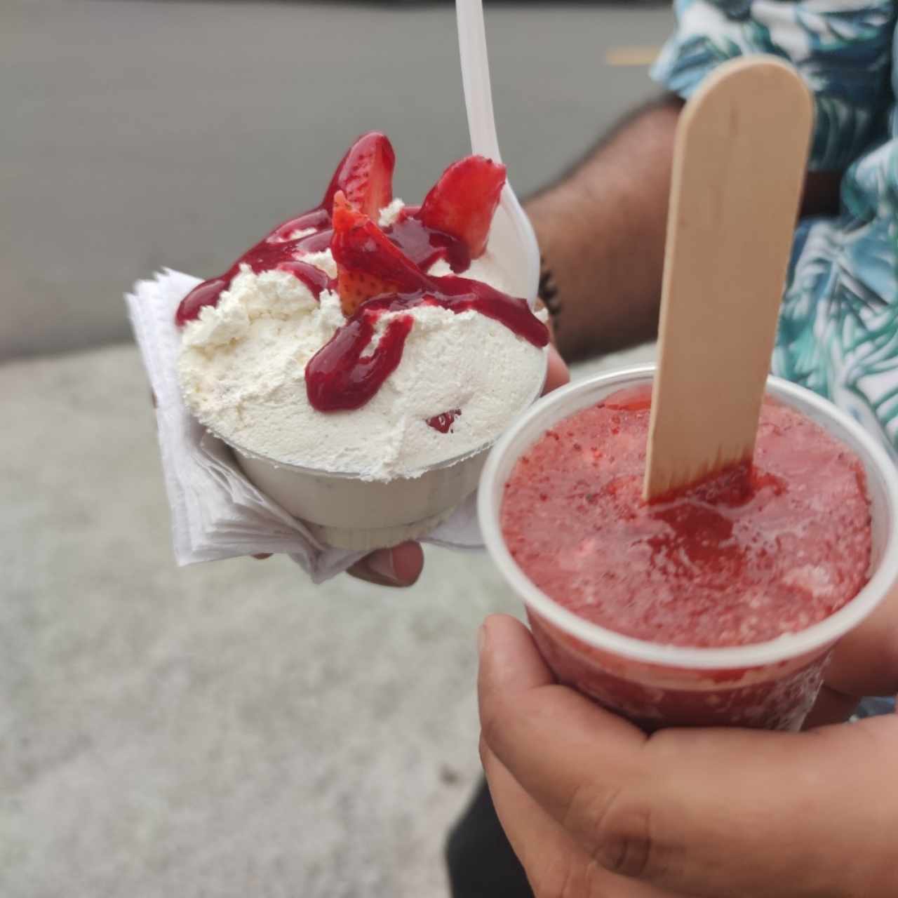 Fresas con Crema y Duro de Fresas Parfait con nueces y yogurt artesanal. 