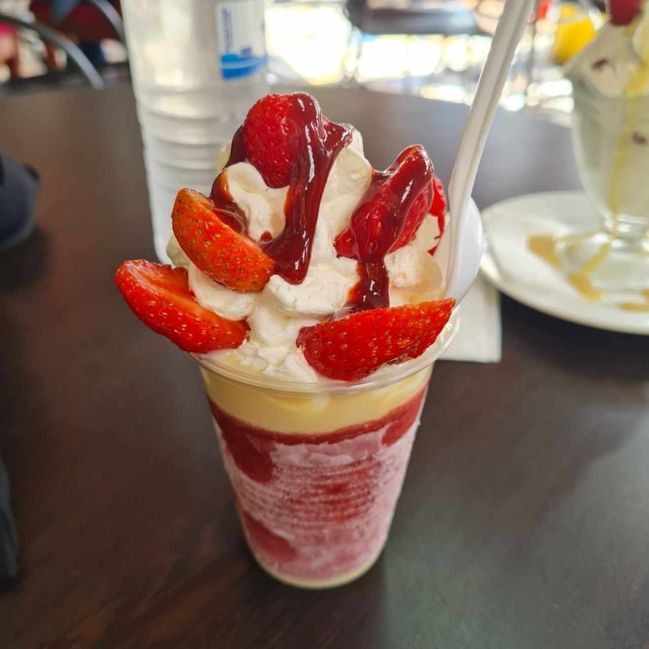 Duro con fresas y crema