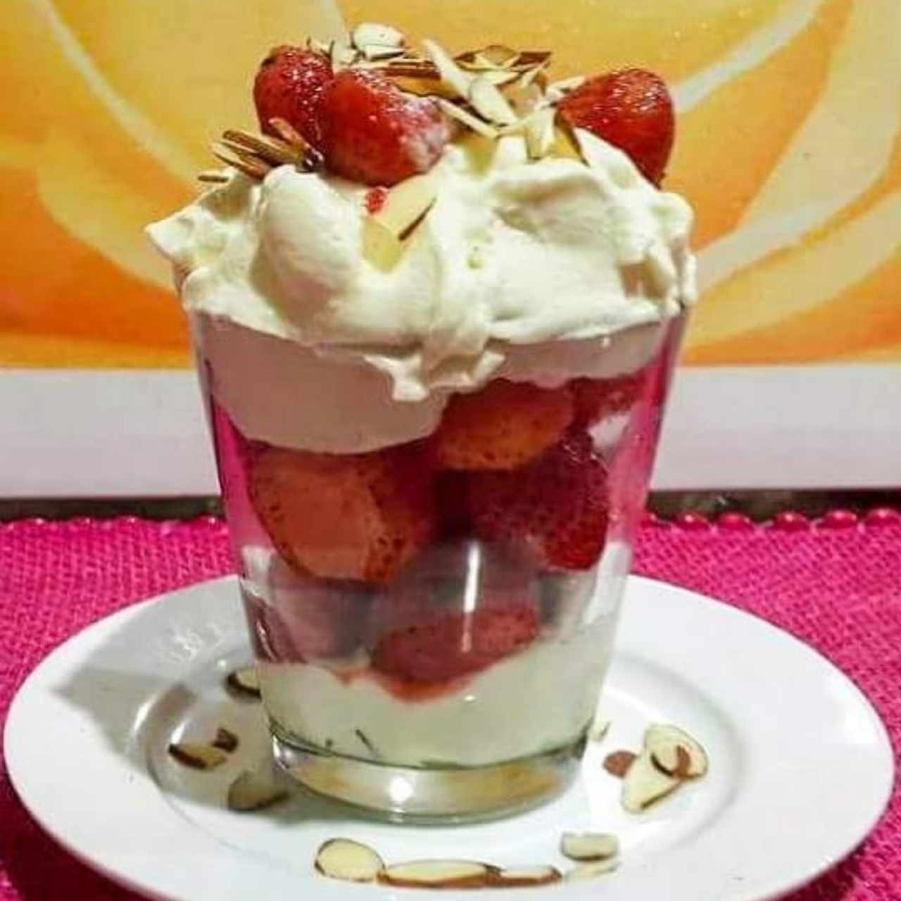 Fresas con crema y almendras