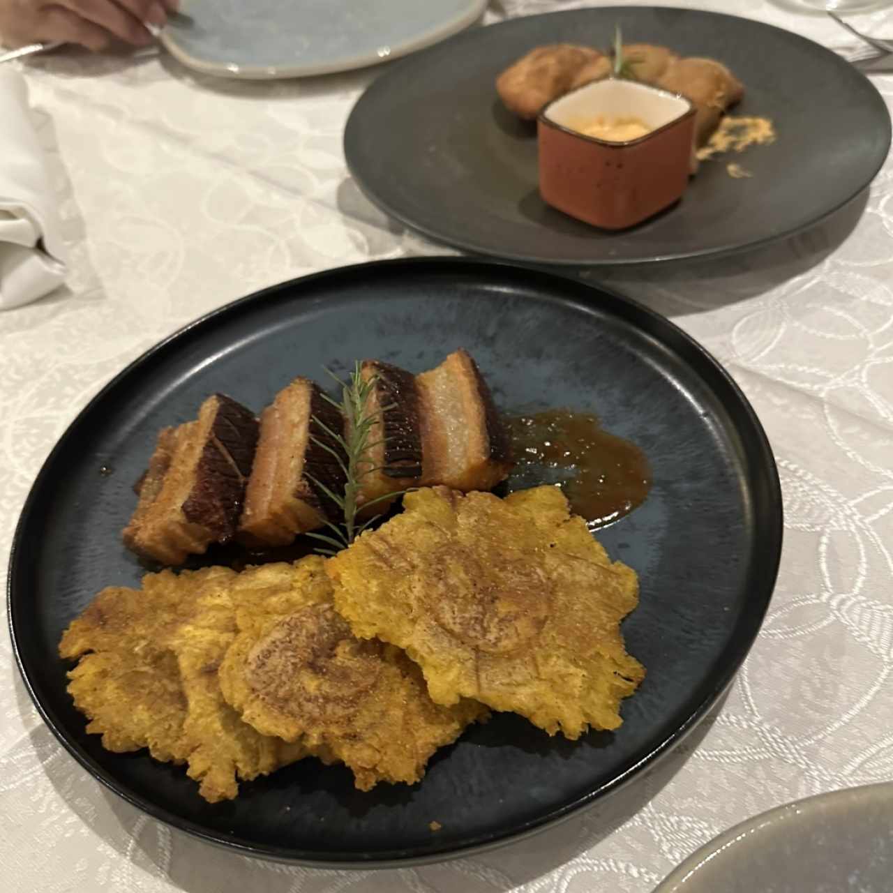 Chicharrón de Pork Belly con Patacones, Salsa BBQ