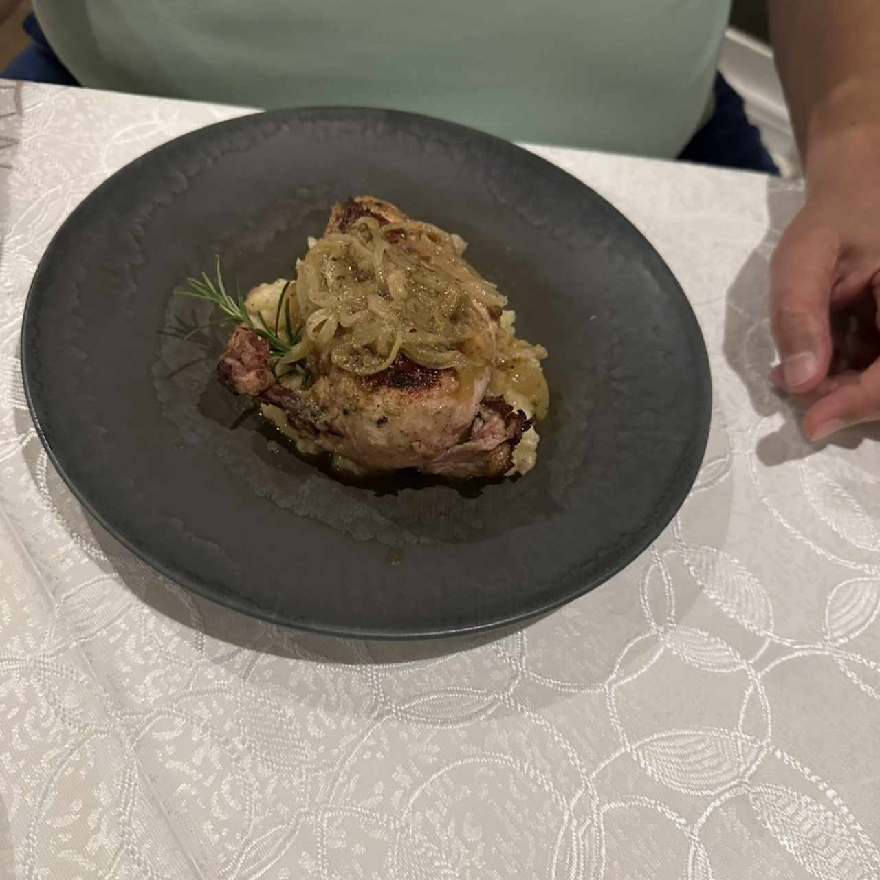 Suprema de Pollo Asada en Leña de Nance Con Majado de Yuca al Moho
