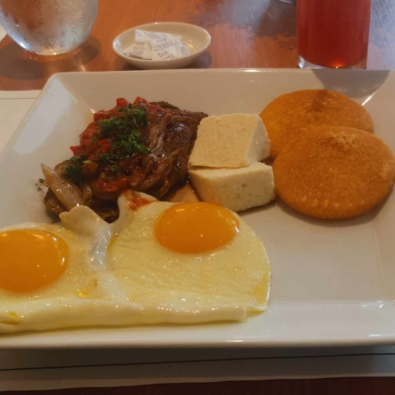 Filete encebollado, huevos perfectos, queso y tortilla de maíz con licuado de papaya... 👌