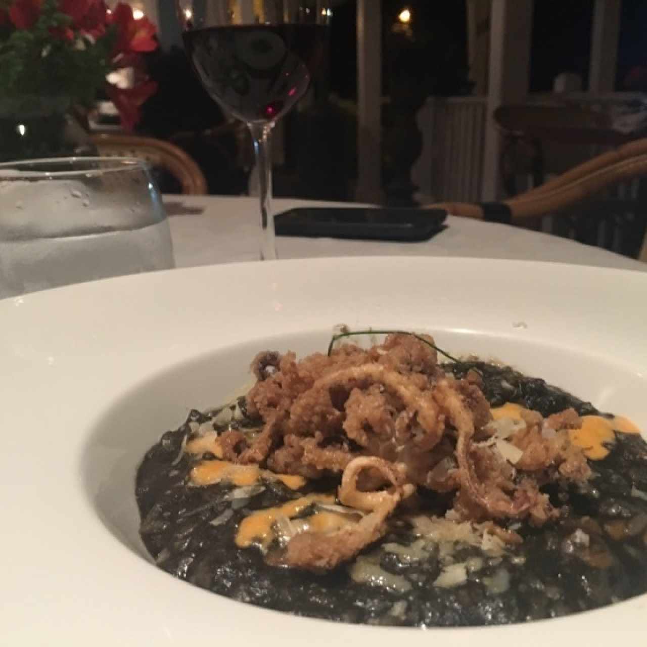 Risotto en Tinta de Calamar con chicharrón de arañitas