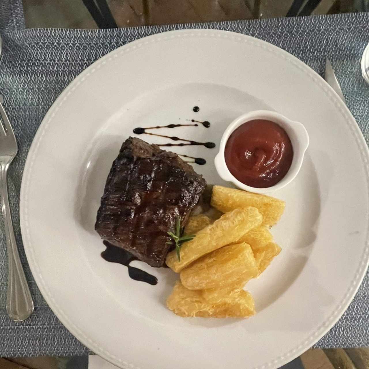 Filete de Carne con yuca frita 