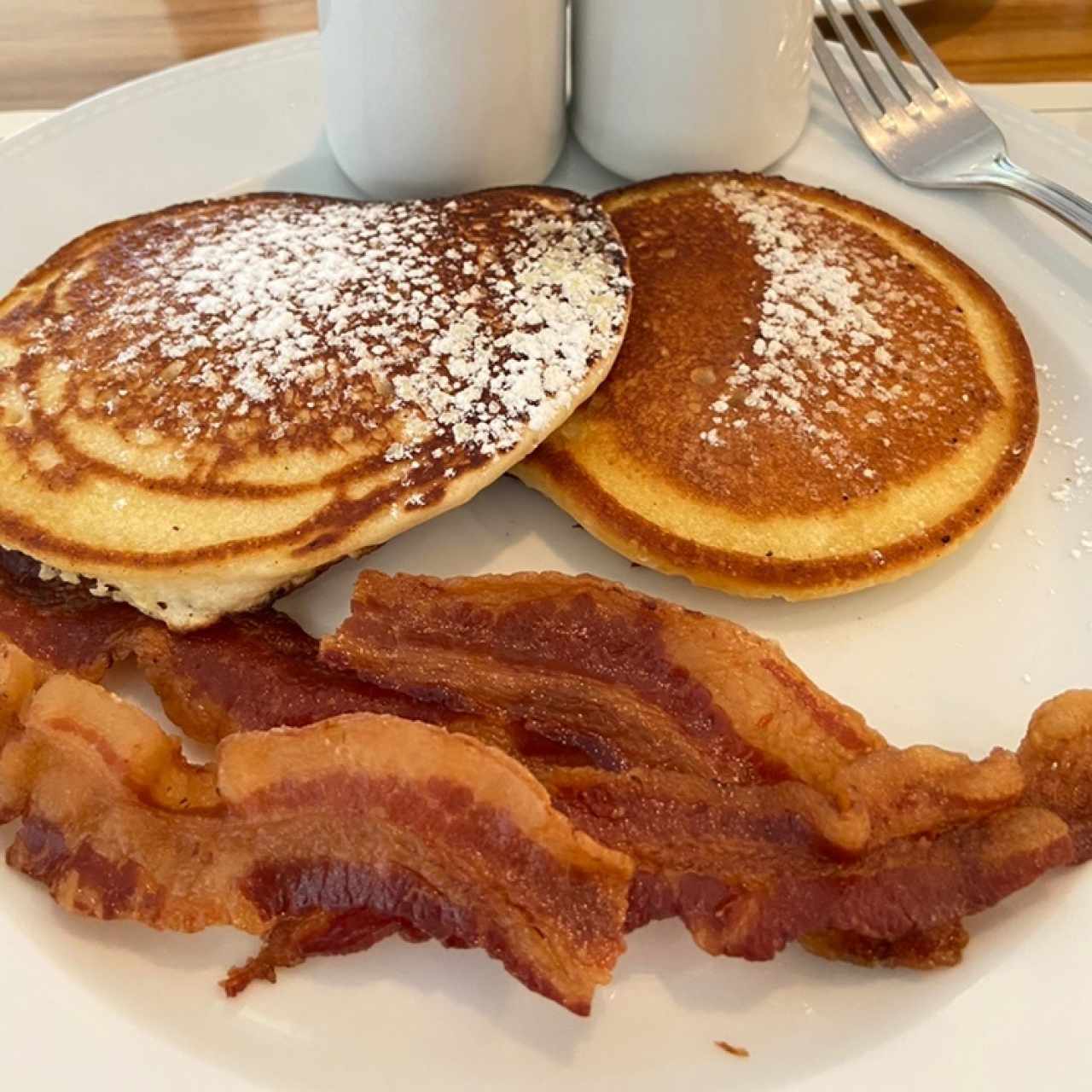 Deliciosos pancakes con su acompañamiento