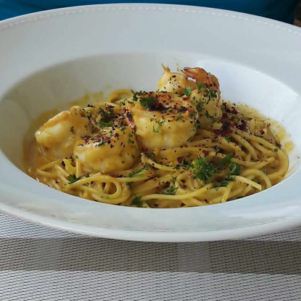 Spaguettis con langostinos en salsa de azafrán