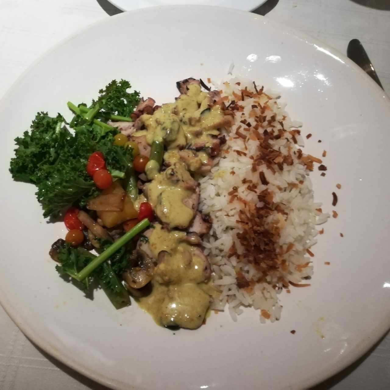 Pulpo al curry con arroz de jazmín con coco