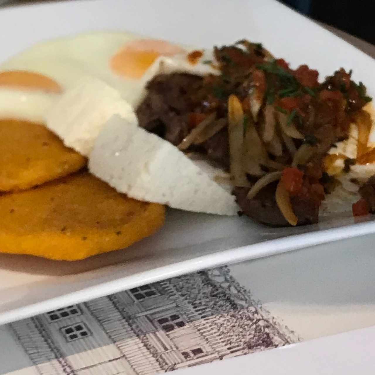 Bistec, huevos fritos, tortillas y queso del pais 