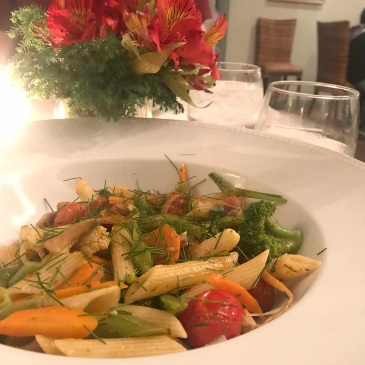 Penne con vegetales al pesto de tomates rostizados