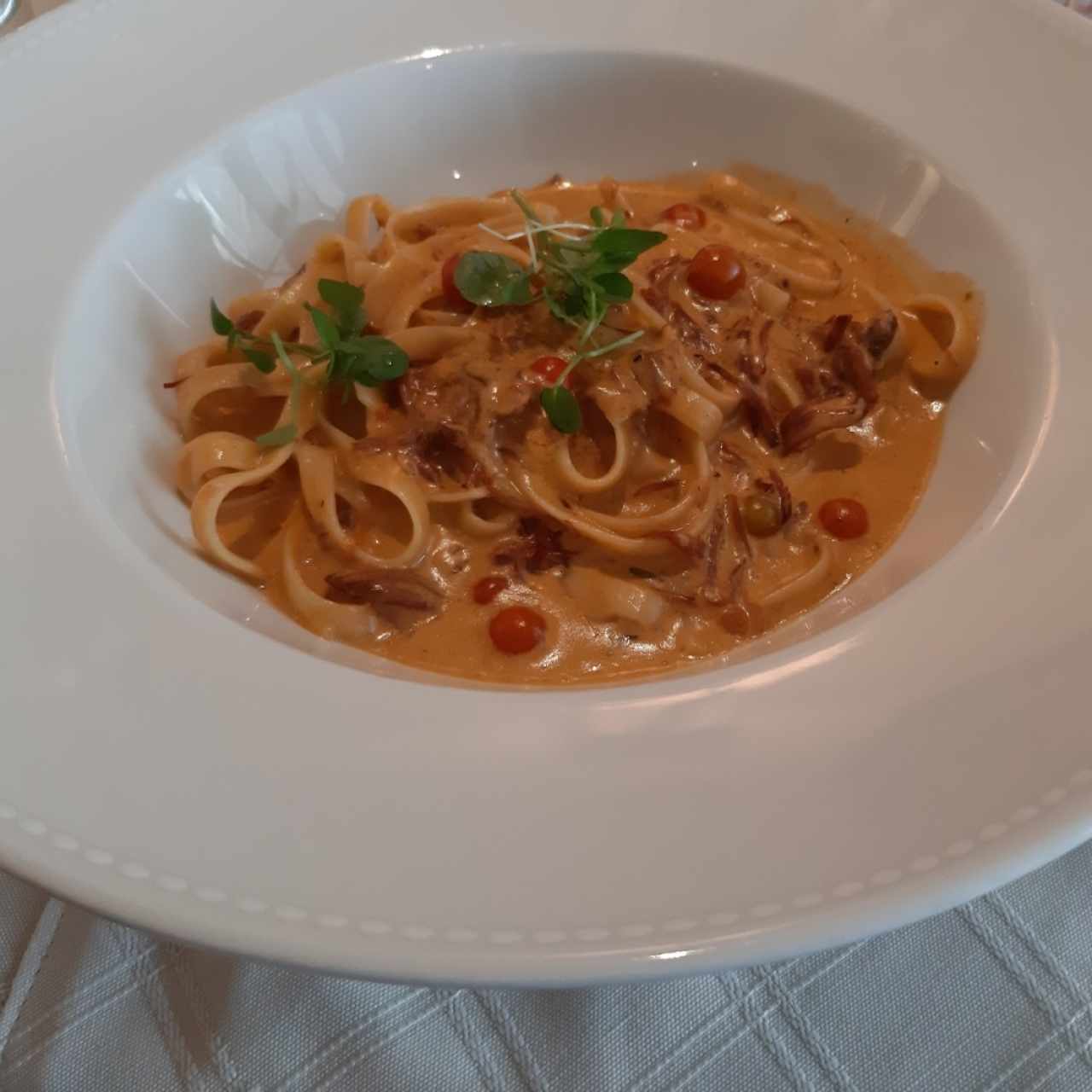 Fetuccini con puerco en salsa rose