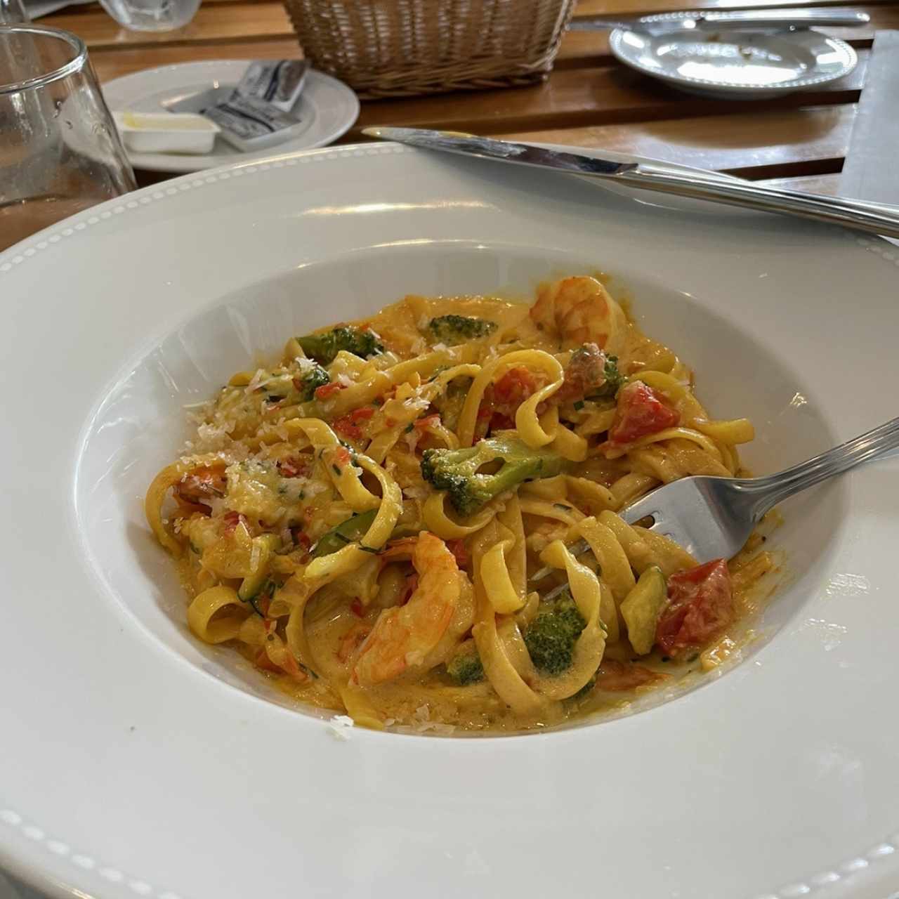 Fettuccini con langostinos en salsa de azafrán