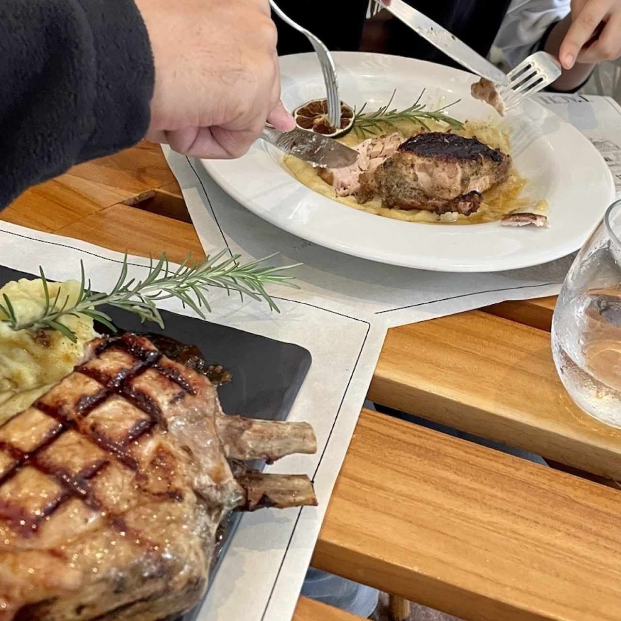 Chuleton de cerdo y pollo al leño de nance