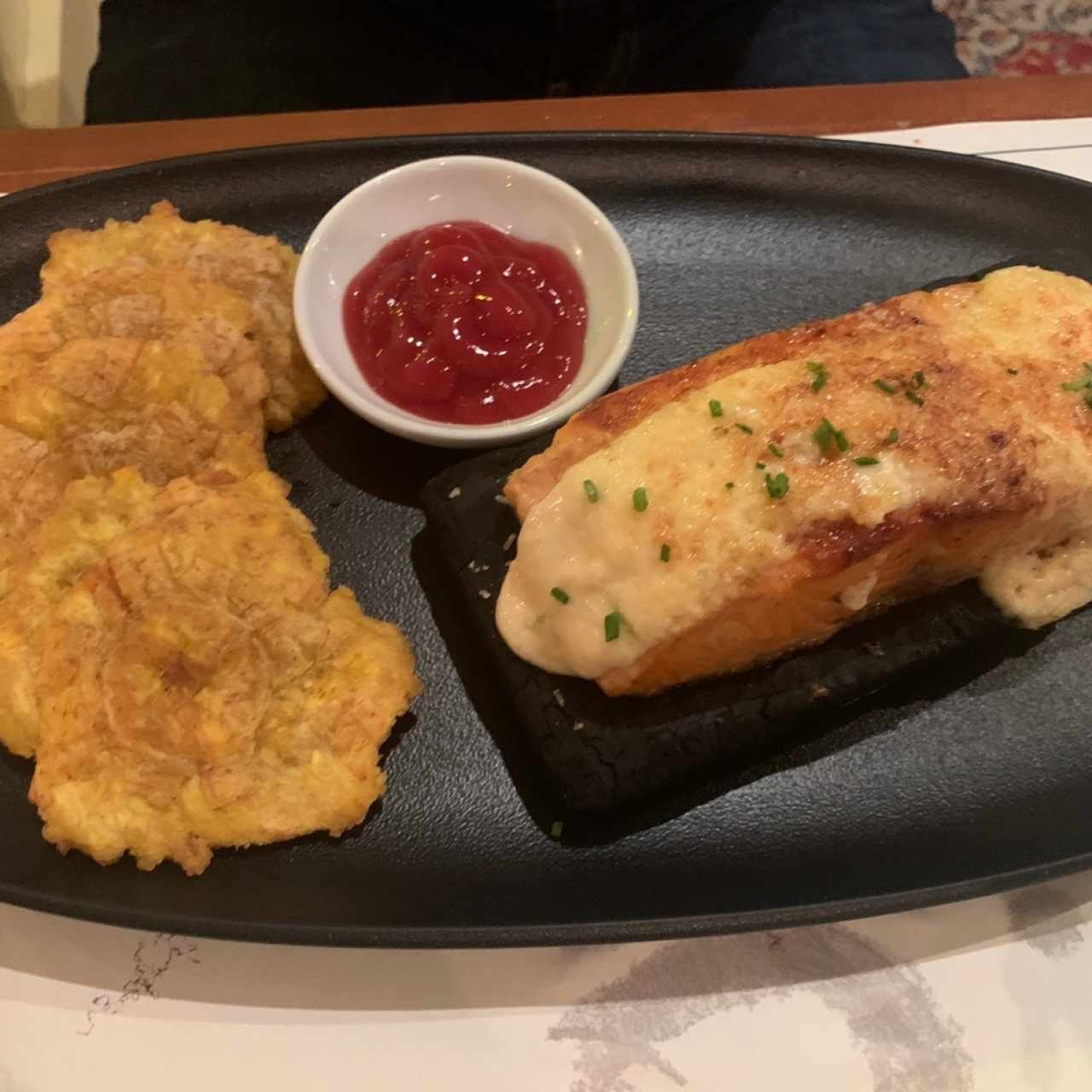 Salmon a la plancha sobre cedro