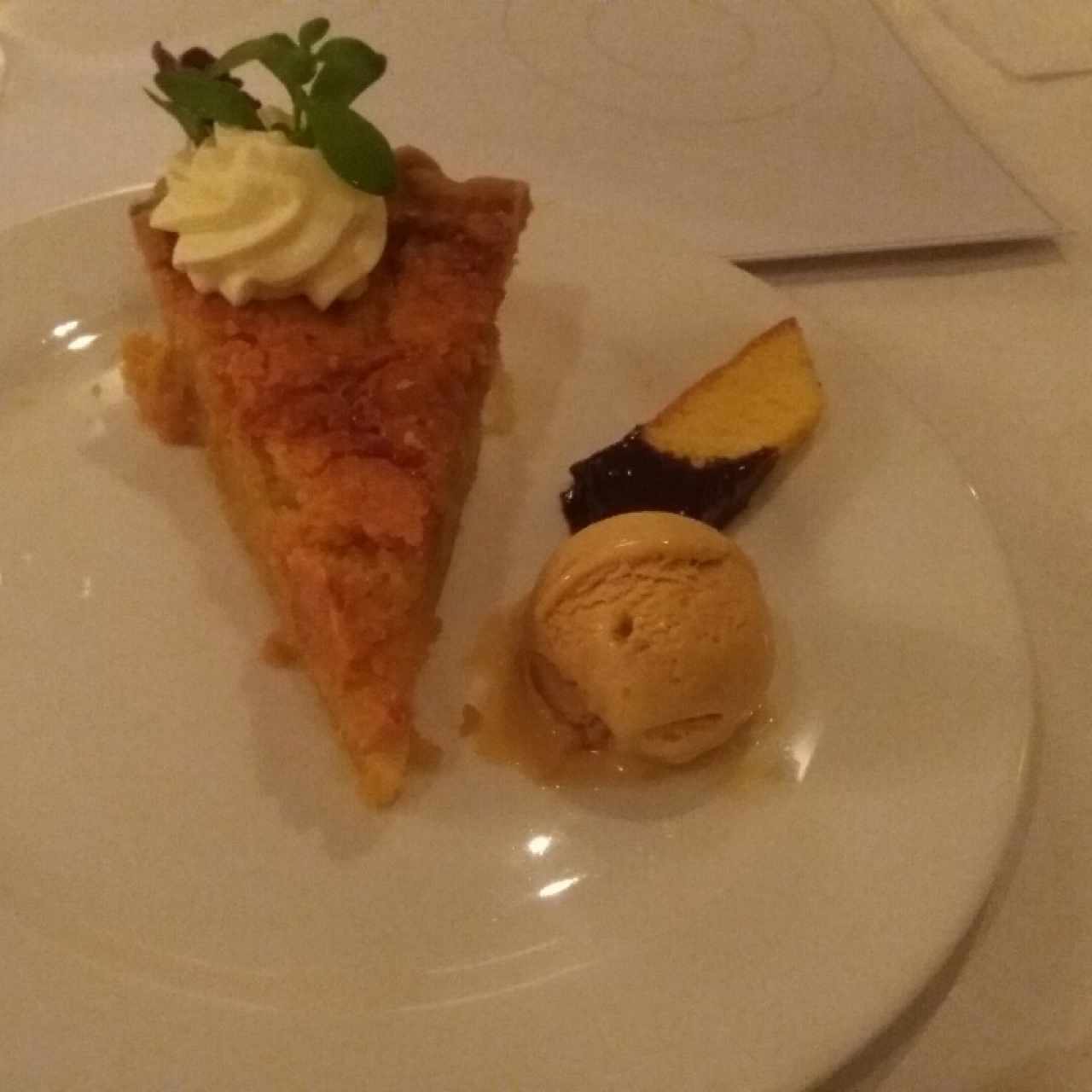 tarta de pera franginamy con helado de miel de caña