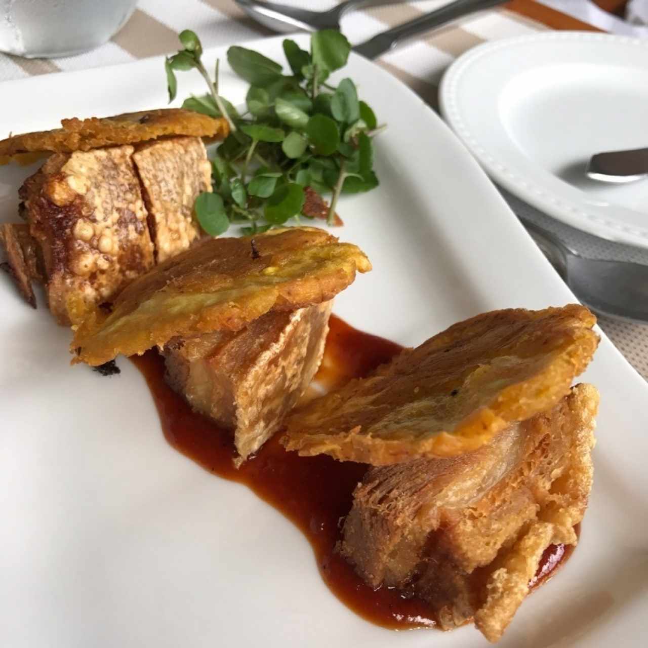 Pork belly con patacones