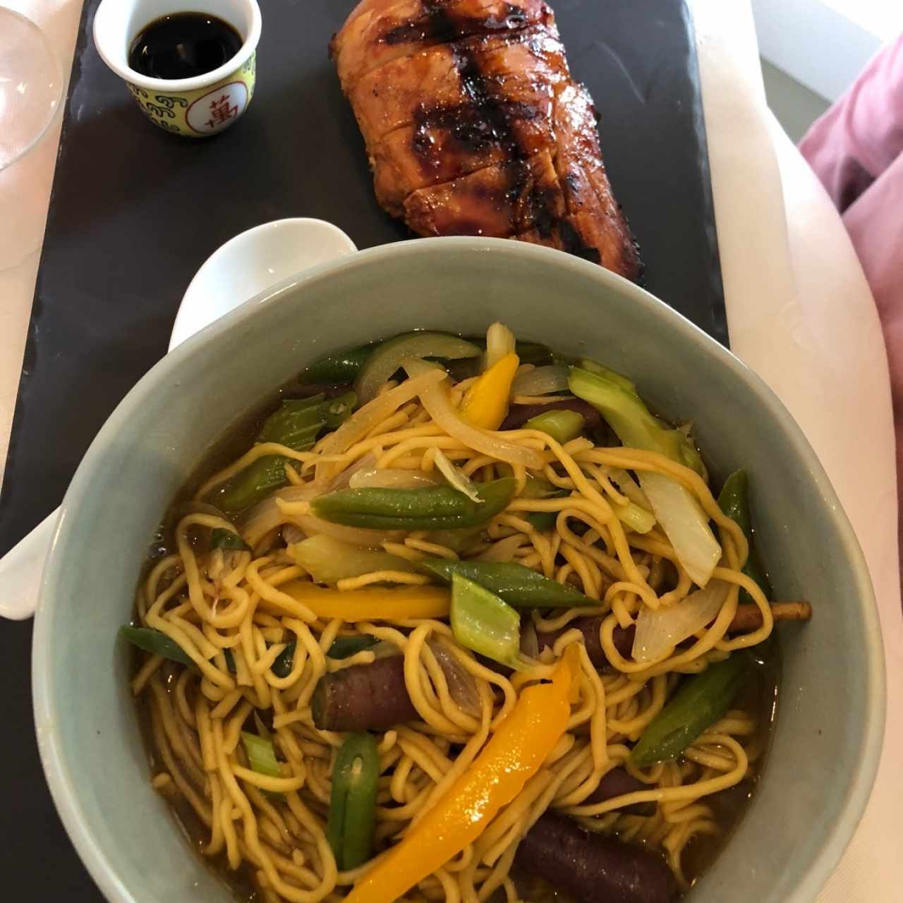 chow mein con pollo teriyaki