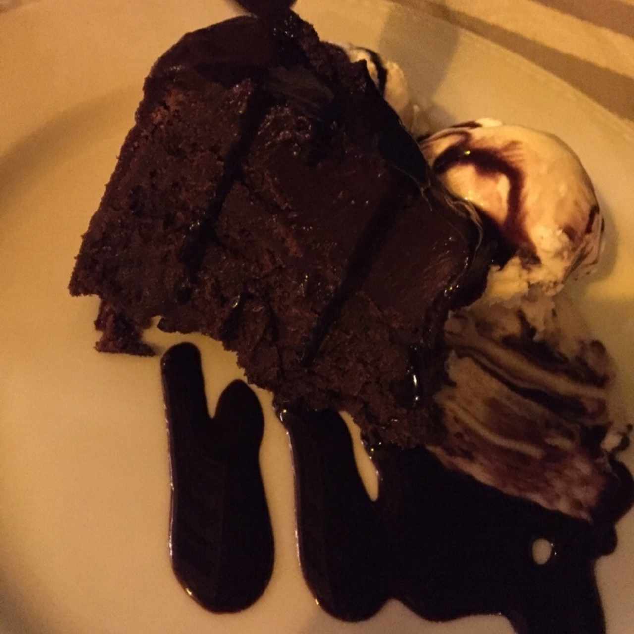 decadencia de chocolate con helado de vainilla