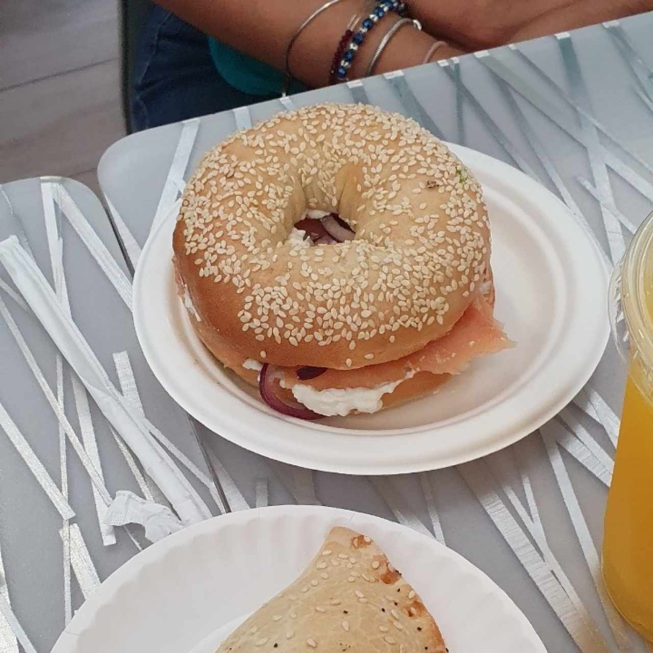 Bagel con queso crema, salmón y cebolla morada