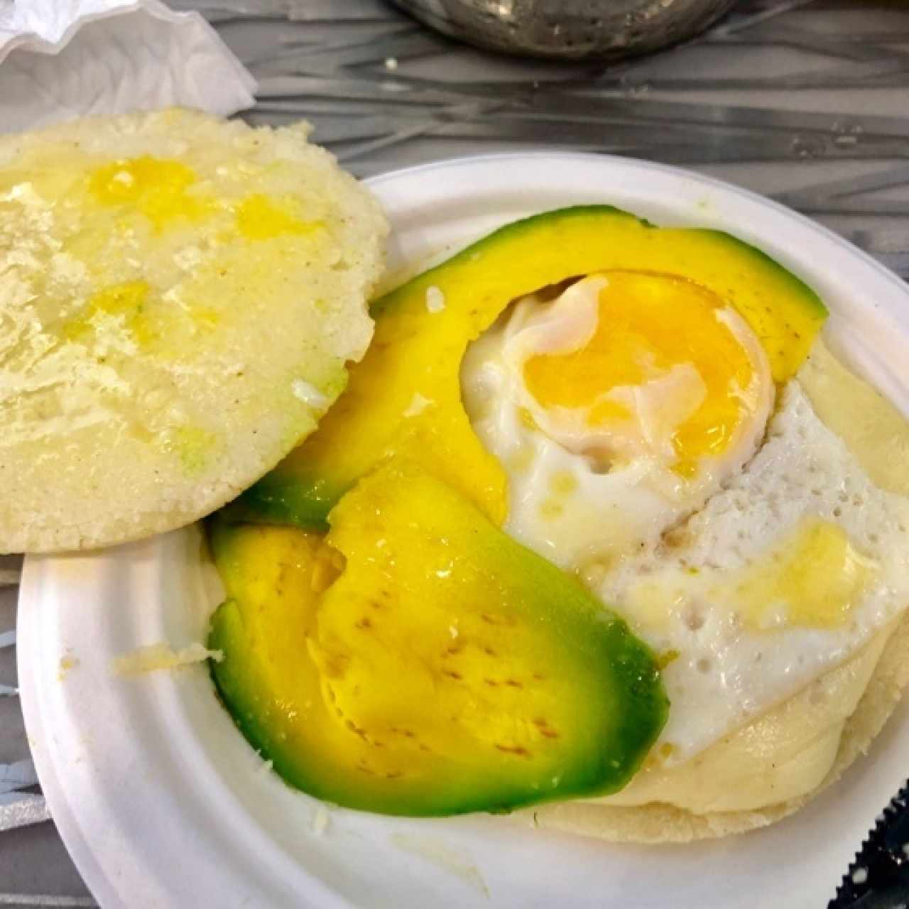 arepa, con huevo queso y agucate 